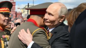 Chủ tịch Trung Quốc Tập Cận Bình dự lễ duyệt binh Ngày Chiến thắng cùng Tổng thống Nga Putin (9/5/2025) 10 Putin ôm một sĩ quan Triều Tiên tại Quảng trường Đỏ.